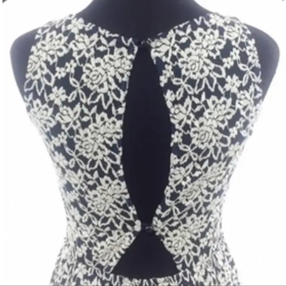 Floral Lace Sleeveless Scalloped Hem Dress - Picture 4 of 5